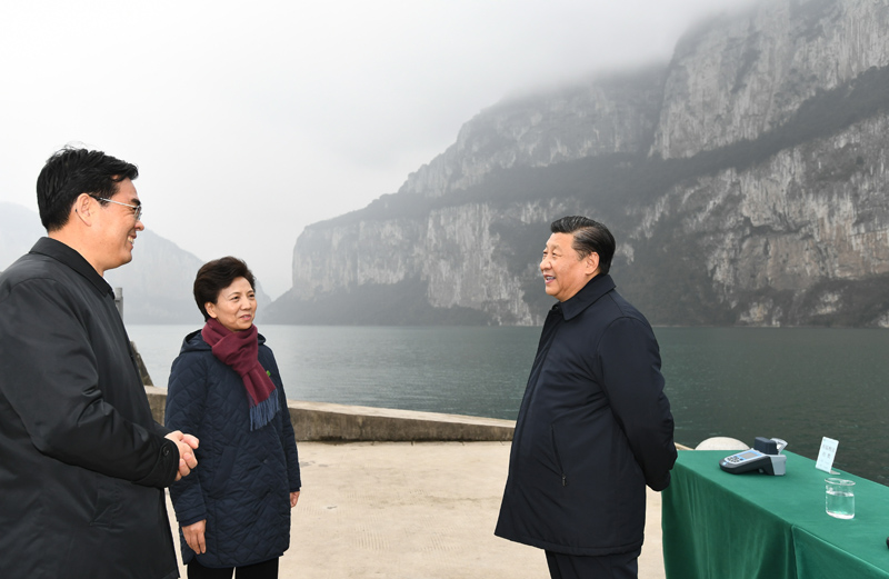 2月3日至5日,中共中央总书记、国家主席、中央军委主席习近平来到贵州考察调研,看望慰问各族干部群众,向全国各族人民致以美好的新春祝福。这是3日下午,习近平来到毕节市黔西县,实地察看乌江六冲河段生态环境。新华社记者 谢环驰 摄