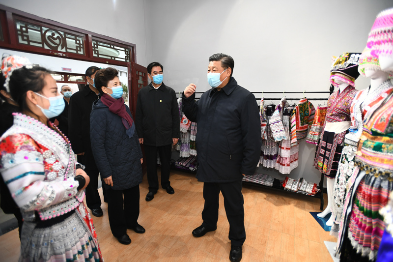 2月3日至5日,中共中央总书记、国家主席、中央军委主席习近平来到贵州考察调研,看望慰问各族干部群众,向全国各族人民致以美好的新春祝福。这是3日下午,习近平在毕节市黔西县新仁苗族乡化屋村扶贫车间,了解发展特色苗绣产业、传承民族传统文化等情况。新华社记者 谢环驰 摄