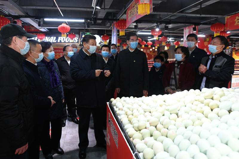 2月3日至5日,中共中央总书记、国家主席、中央军委主席习近平来到贵州考察调研,看望慰问各族干部群众,向全国各族人民致以美好的新春祝福。这是4日下午,习近平在贵阳市观山湖区合力惠民生鲜超市同置办年货的群众亲切交流。新华社记者 李学仁 摄
