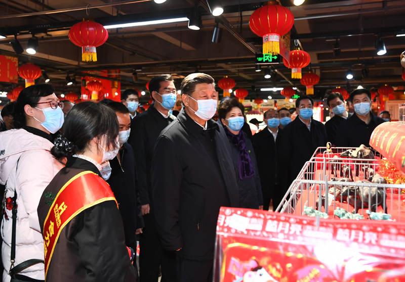 2月3日至5日,中共中央总书记、国家主席、中央军委主席习近平来到贵州考察调研,看望慰问各族干部群众,向全国各族人民致以美好的新春祝福。这是4日下午,习近平在贵阳市观山湖区合力惠民生鲜超市,察看春节前市场供应、年货供销、物价运行等情况。新华社记者 谢环驰 摄