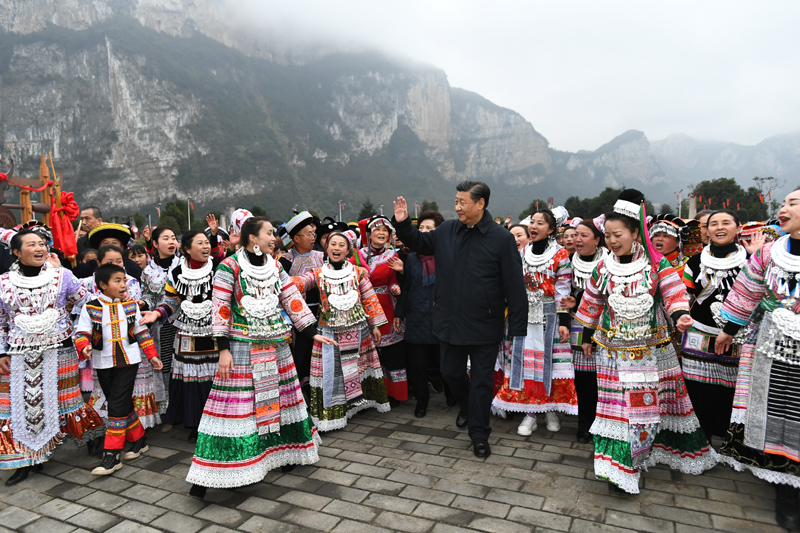 2月3日至5日,中共中央总书记、国家主席、中央军委主席习近平来到贵州考察调研,看望慰问各族干部群众,向全国各族人民致以美好的新春祝福。这是3日下午,习近平在毕节市黔西县新仁苗族乡化屋村考察结束时,乡亲们依依不舍簇拥着总书记,齐唱苗家留客歌。新华社记者 谢环驰 摄