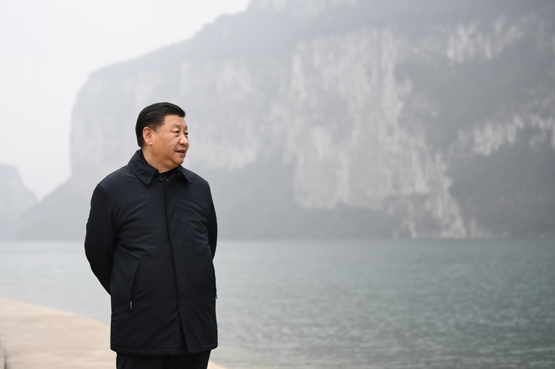 2月3日至5日,中共中央总书记、国家主席、中央军委主席习近平来到贵州考察调研,看望慰问各族干部群众,向全国各族人民致以美好的新春祝福。这是3日下午,习近平来到毕节市黔西县,实地察看乌江六冲河段生态环境。新华社记者 谢环驰 摄