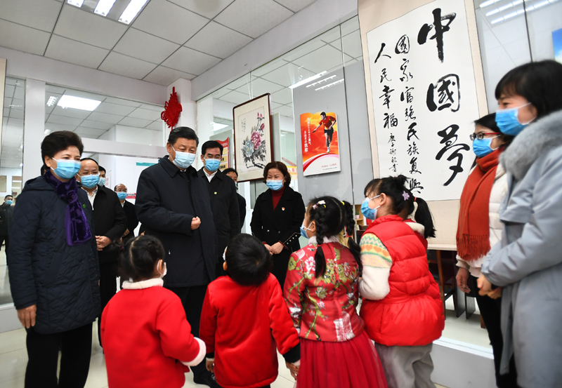 2月3日至5日,中共中央总书记、国家主席、中央军委主席习近平来到贵州考察调研,看望慰问各族干部群众,向全国各族人民致以美好的新春祝福。这是4日下午,习近平在贵阳市观山湖区金阳街道金元社区,看望慰问社区居民。新华社记者 谢环驰 摄