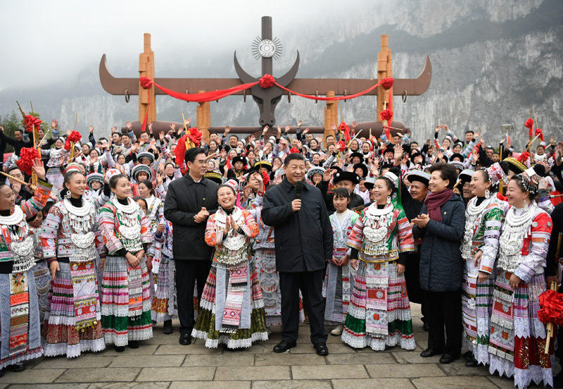 2月3日至5日,中共中央总书记、国家主席、中央军委主席习近平来到贵州考察调研,看望慰问各族干部群众,向全国各族人民致以美好的新春祝福。这是3日下午,习近平在毕节市黔西县新仁苗族乡化屋村文化广场上,向全国各族人民、港澳台同胞和海外侨胞拜年。新华社记者 李学仁 摄