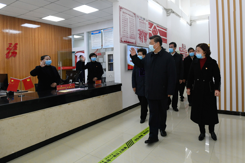 2月3日至5日,中共中央总书记、国家主席、中央军委主席习近平来到贵州考察调研,看望慰问各族干部群众,向全国各族人民致以美好的新春祝福。这是4日下午,习近平在贵阳市观山湖区金阳街道金元社区考察开展便民服务、加强基层党建工作情况。新华社记者 李学仁 摄