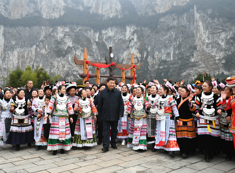 2月3日至5日,中共中央总书记、国家主席、中央军委主席习近平来到贵州考察调研,看望慰问各族干部群众,向全国各族人民致以美好的新春祝福。这是3日下午,习近平在毕节市黔西县新仁苗族乡化屋村考察结束时,乡亲们依依不舍簇拥着总书记,齐唱苗家留客歌。新华社记者 谢环驰 摄
