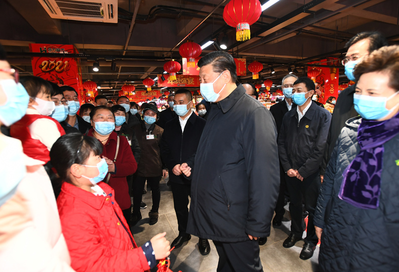 2月3日至5日,中共中央总书记、国家主席、中央军委主席习近平来到贵州考察调研,看望慰问各族干部群众,向全国各族人民致以美好的新春祝福。这是4日下午,习近平在贵阳市观山湖区合力惠民生鲜超市同置办年货的群众亲切交流。新华社记者 谢环驰 摄
