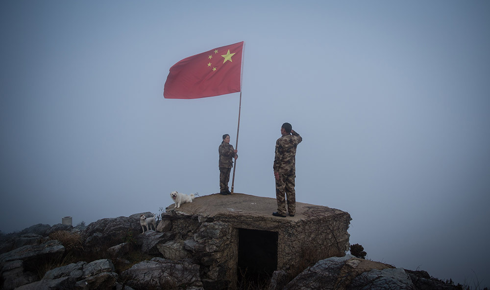 王继才夫妇在开山岛的最东边举行向国旗敬礼仪式