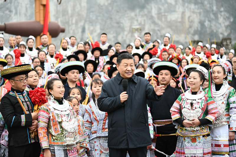 2月3日至5日,中共中央总书记、国家主席、中央军委主席习近平来到贵州考察调研,看望慰问各族干部群众,向全国各族人民致以美好的新春祝福。这是3日下午,习近平在毕节市黔西县新仁苗族乡化屋村文化广场上,向全国各族人民、港澳台同胞和海外侨胞拜年。新华社记者 谢环驰 摄