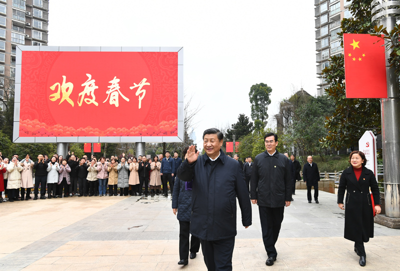 2月3日至5日,中共中央总书记、国家主席、中央军委主席习近平来到贵州考察调研,看望慰问各族干部群众,向全国各族人民致以美好的新春祝福。这是4日下午,习近平在贵阳市观山湖区金阳街道金元社区广场,向居民们挥手致意。新华社记者 谢环驰 摄