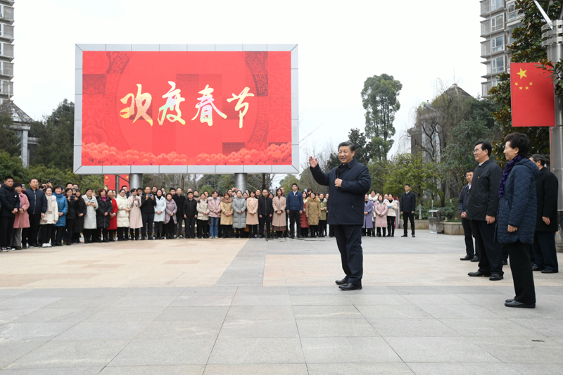 2月3日至5日,中共中央总书记、国家主席、中央军委主席习近平来到贵州考察调研,看望慰问各族干部群众,向全国各族人民致以美好的新春祝福。这是4日下午,习近平在贵阳市观山湖区金阳街道金元社区同社区群众亲切交流。新华社记者 李学仁 摄