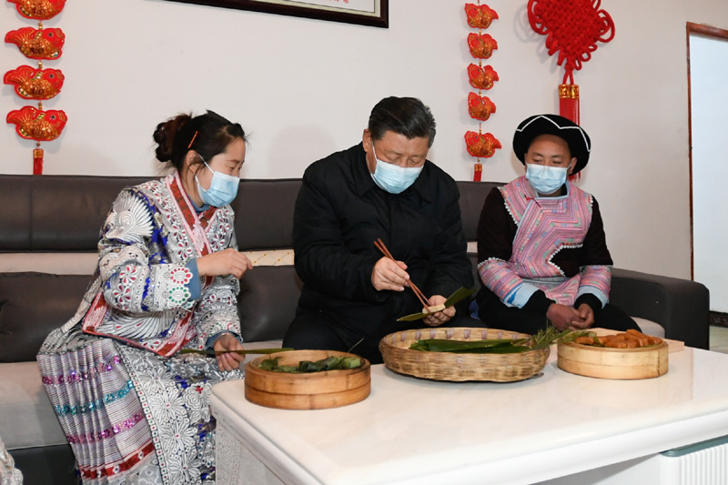 2月3日至5日,中共中央总书记、国家主席、中央军委主席习近平来到贵州考察调研,看望慰问各族干部群众,向全国各族人民致以美好的新春祝福。这是3日下午,习近平在毕节市黔西县新仁苗族乡化屋村苗族村民赵玉学家,同赵玉学一家边聊家常边制作当地传统节日食品黄粑。新华社记者 李学仁 摄