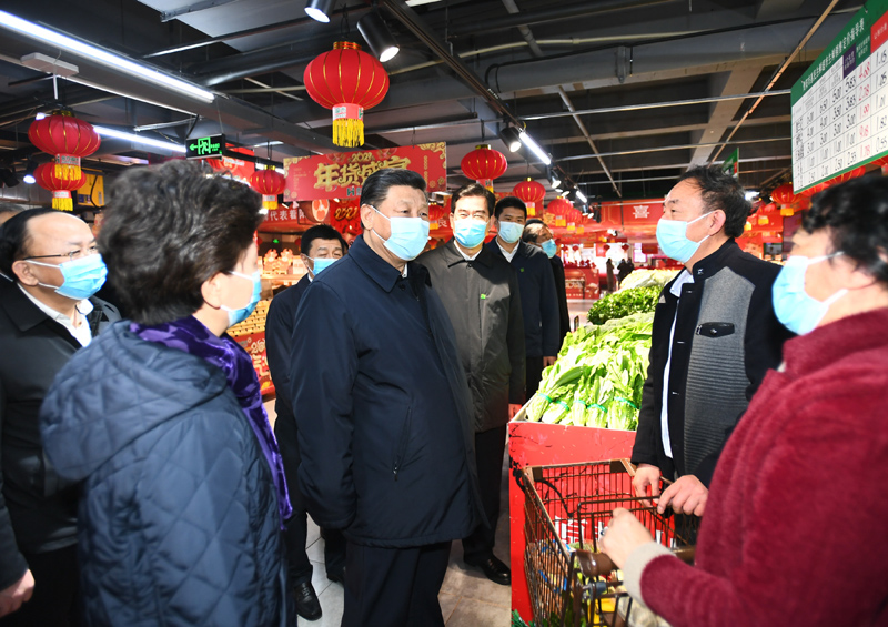 2月3日至5日,中共中央总书记、国家主席、中央军委主席习近平来到贵州考察调研,看望慰问各族干部群众,向全国各族人民致以美好的新春祝福。这是4日下午,习近平在贵阳市观山湖区合力惠民生鲜超市同置办年货的群众亲切交流。新华社记者 谢环驰 摄